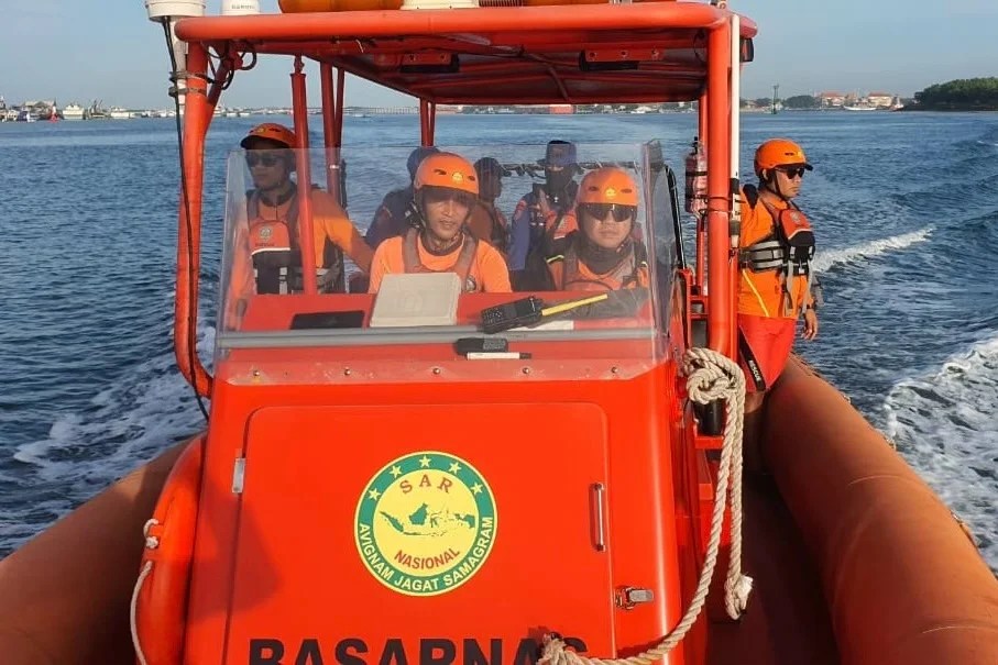 Tim SAR Gabungan saat melakukan penyisiran di perairan Selatan Nusa Penida menggunakan RIB Basarnas.