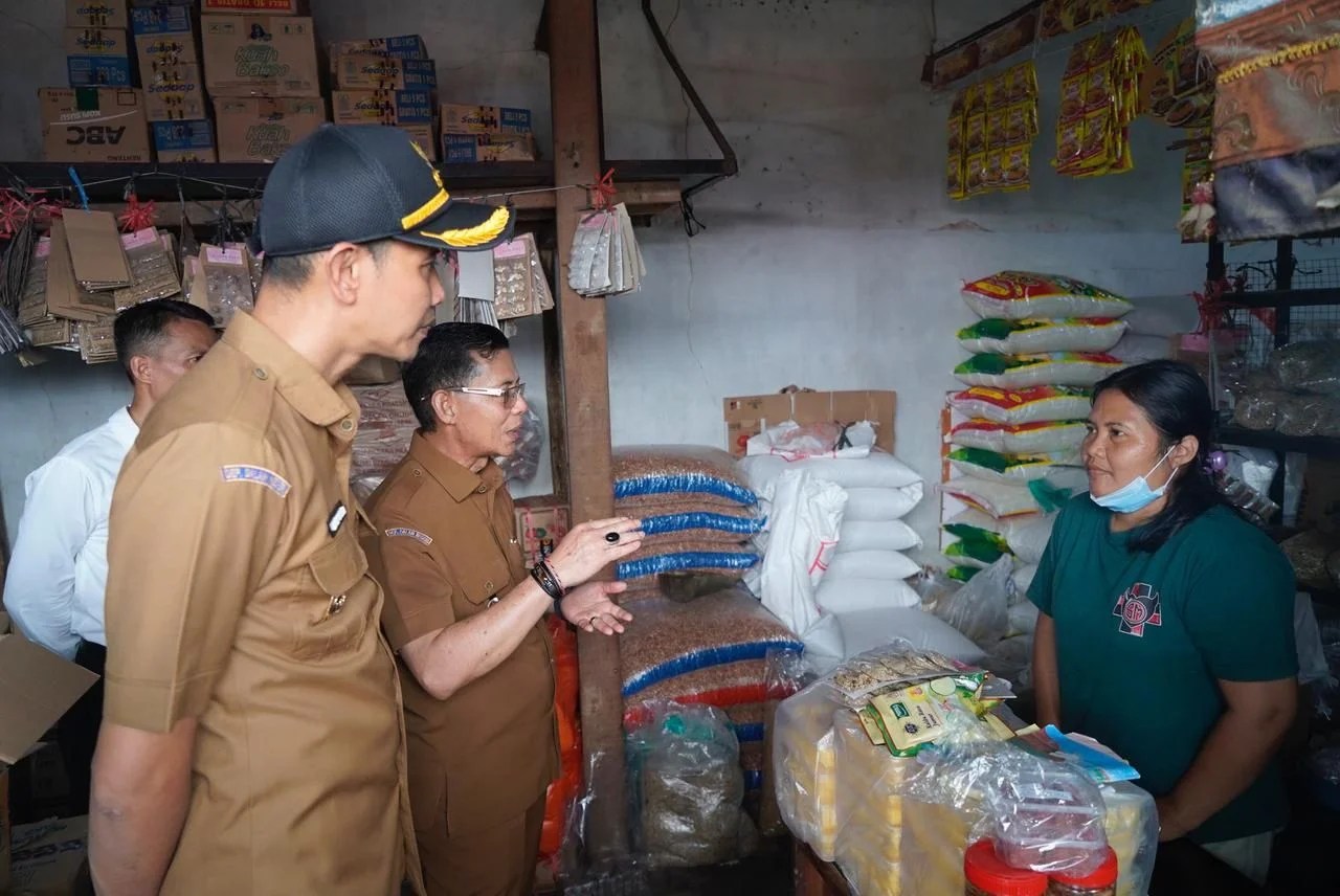Bupati Klungkung I Made Satria saat memantau harga bahan pokok di Pasar Umum Galiran jelang hari raya.