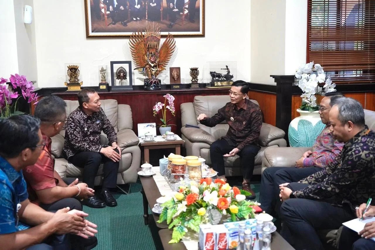 Bupati Klungkung I Made Satria saat melakukan koordinasi dengan Kepala BPKP Perwakilan Provinsi Bali di Denpasar.