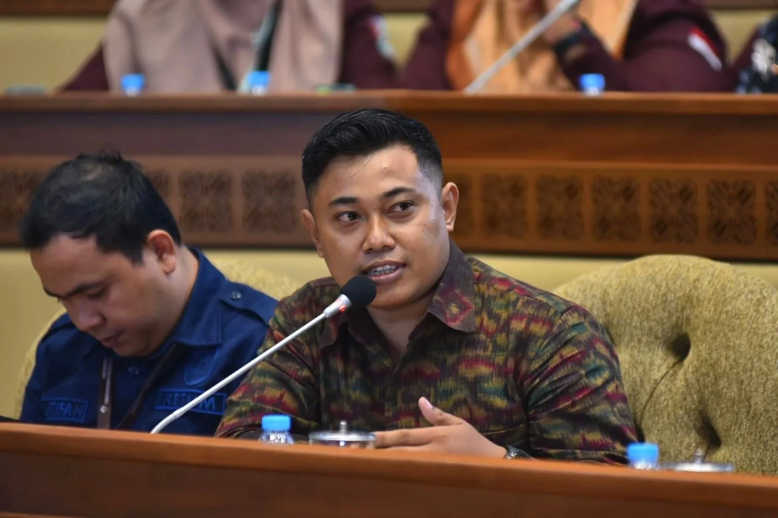 Koordinator Penyuluh Bahasa Bali I Wayan Suarmaja saat memberikan penjelasan mengenai pentingnya bahasa Bali bagi generasi muda.