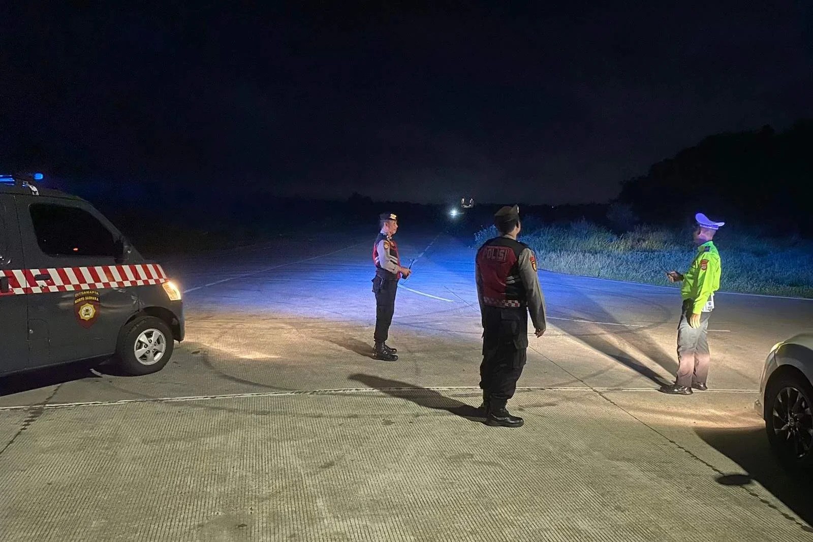 Personel Polres Klungkung saat menertibkan aksi balap liar di kawasan Jembatan Merah PKB.