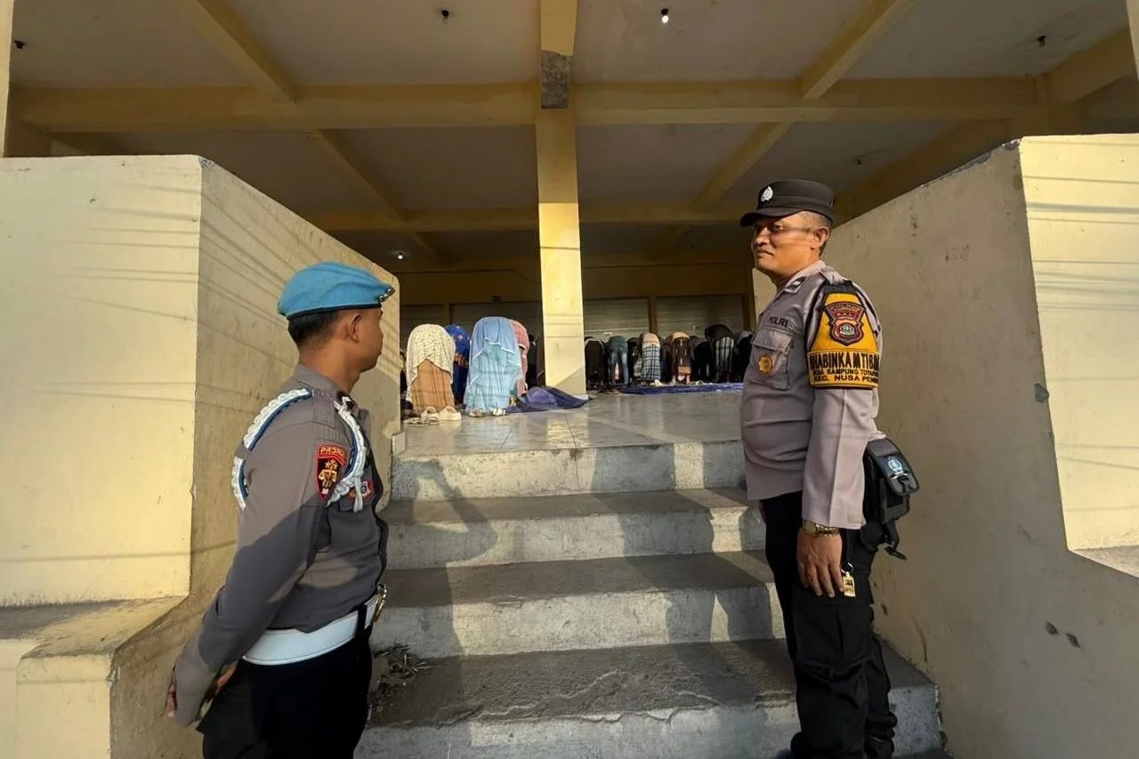 Personel Polsek Nusa Penida saat mengatur arus lalu lintas dan mengamankan lokasi Sholat Id di Masjid Al-Imron Toyapakeh.