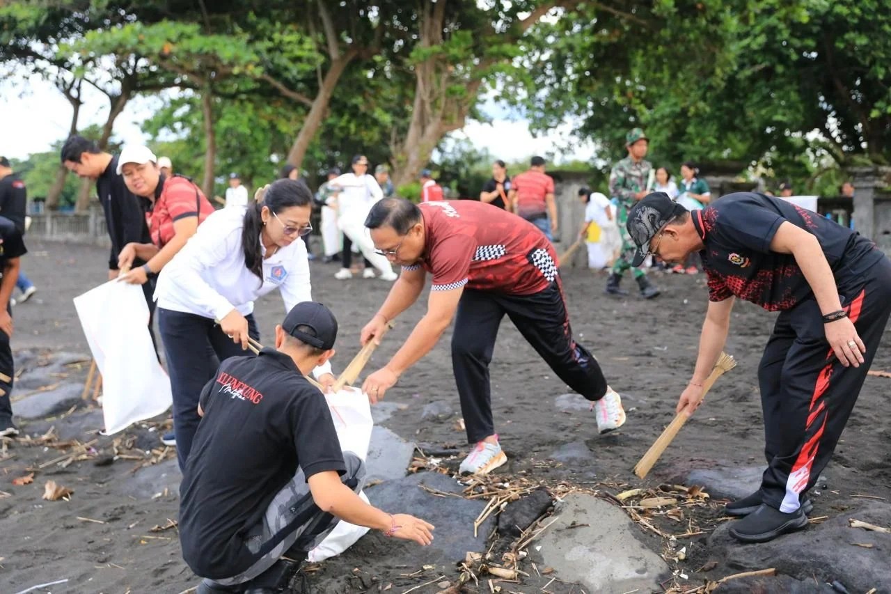 Bupati Klungkung I Made Satria saat memimpin aksi gotong royong bersih pantai di kawasan Pura Watu Klotok.
