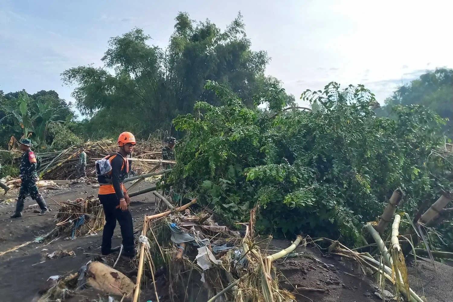 HARI KETIGA OPERASI SAR KORBAN BANJIR, TIM SAR KEMBALI MENEMUKAN 1 KORBAN MENINGGAL