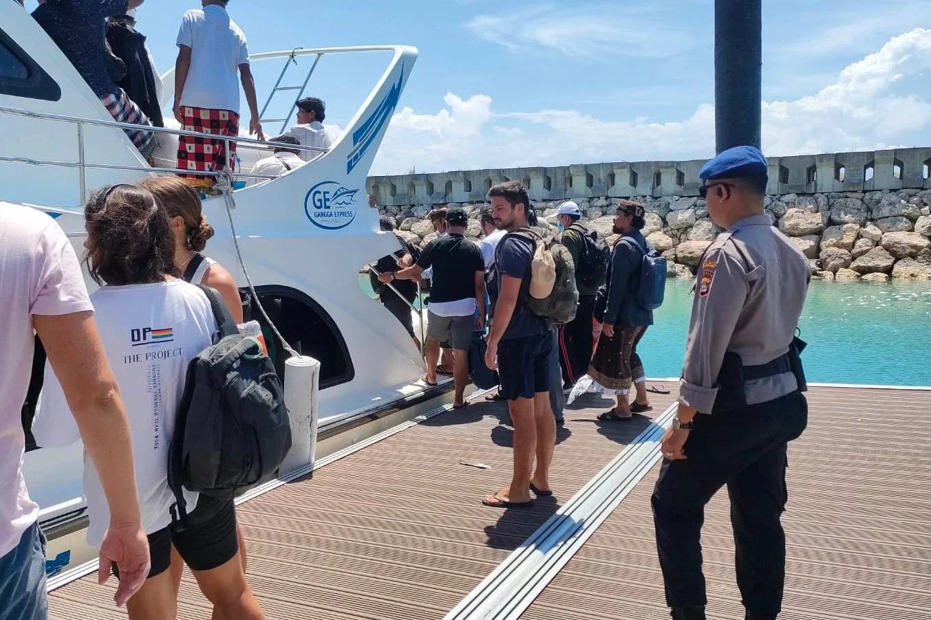 Personel Sat Polairud Polres Klungkung saat memberikan imbauan keselamatan kepada penumpang di Pelabuhan Sampalan.