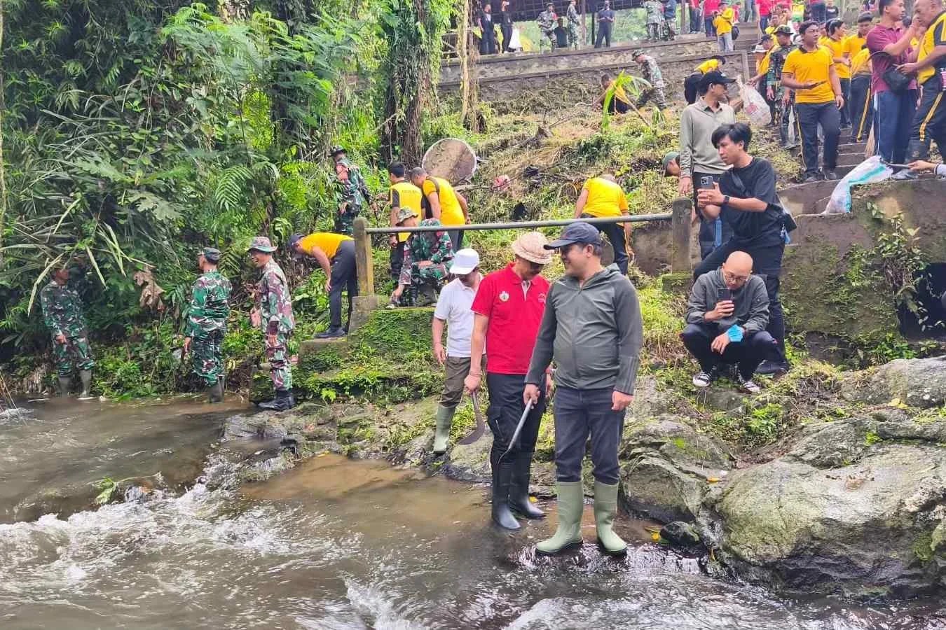 Bupati Bangli Sang Nyoman Sedana Arta saat memimpin aksi gotong royong dalam Gerakan Serentak Bali Resik Sampah.