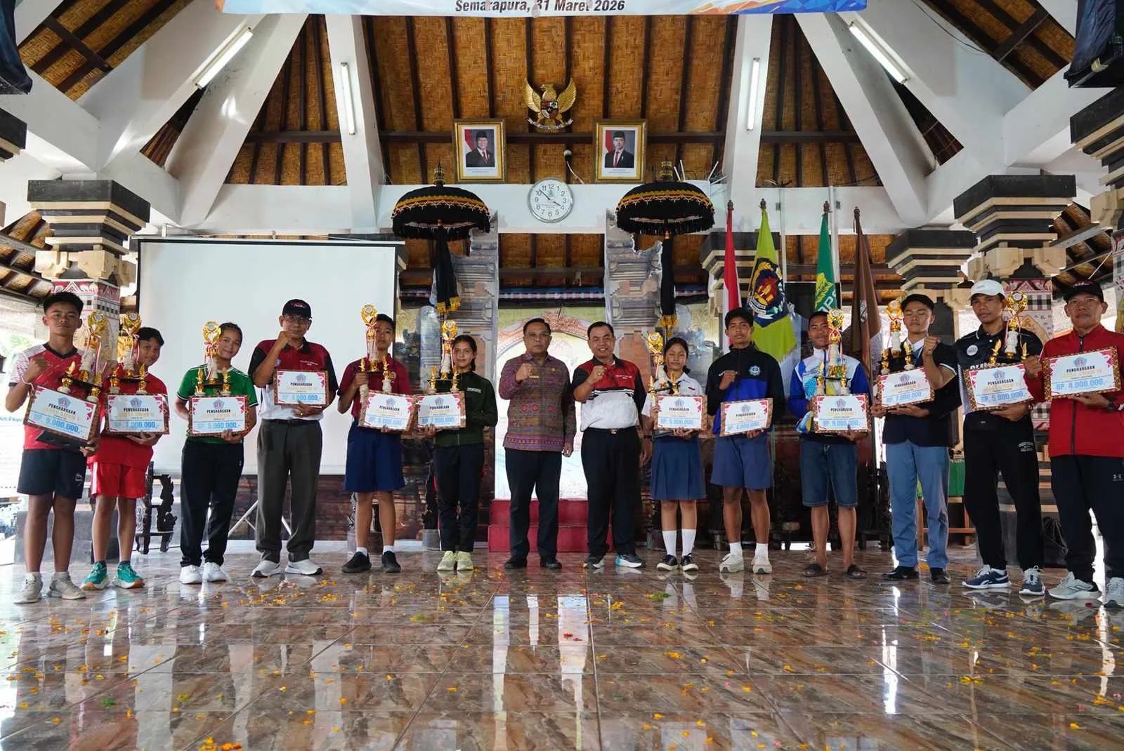 Penyerahan piala Juara Umum Pekan Olahraga Pelajar (Porjar) Kabupaten Klungkung 2026 oleh Sekda Anak Agung Gede Lesmana.
