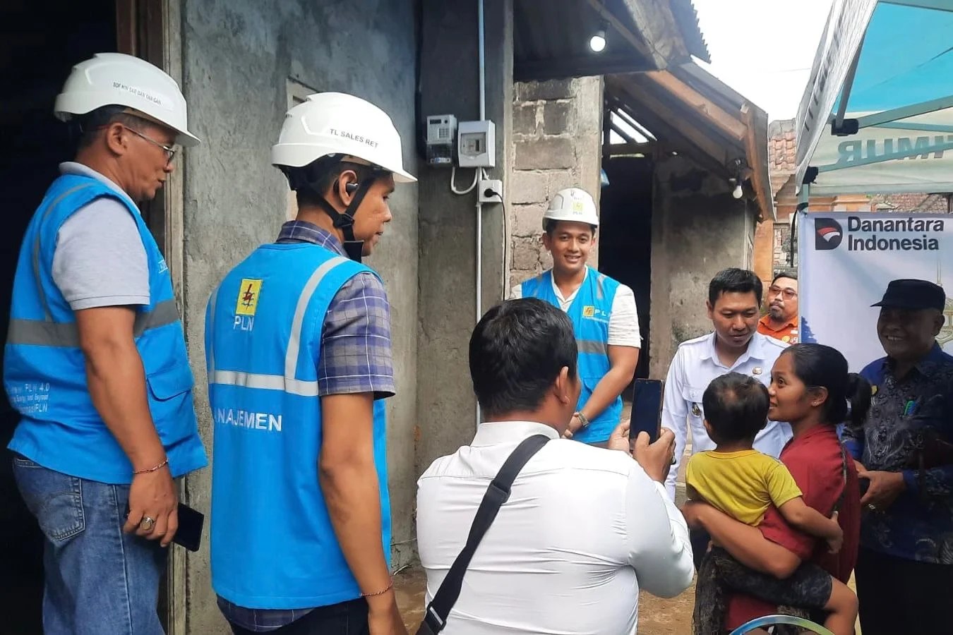 Petugas PLN Bali Timur saat melakukan penyalaan listrik gratis di rumah warga prasejahtera Desa Lumbuan, Bangli.