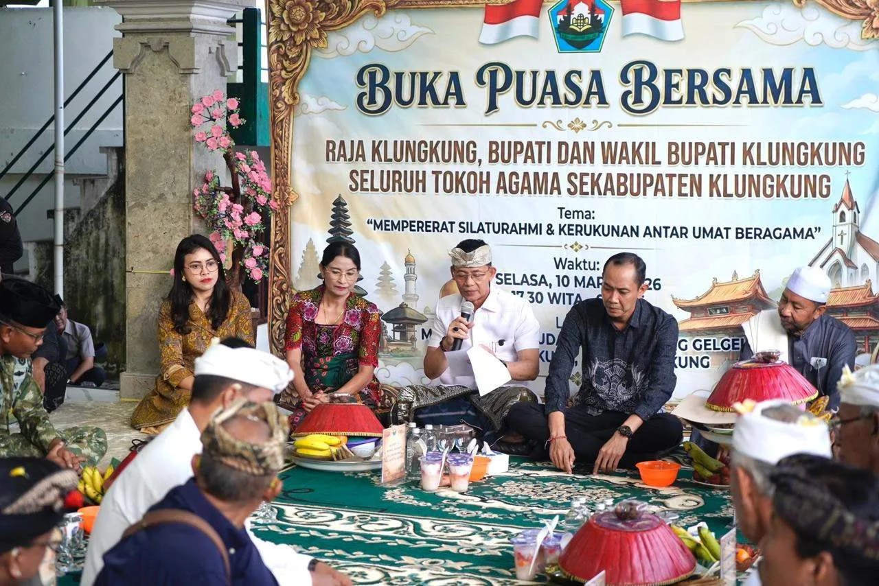 Bupati Klungkung I Made Satria dan Wabup Tjok Surya saat berbuka puasa bersama warga di Masjid Nurul Huda Kampung Gelgel.