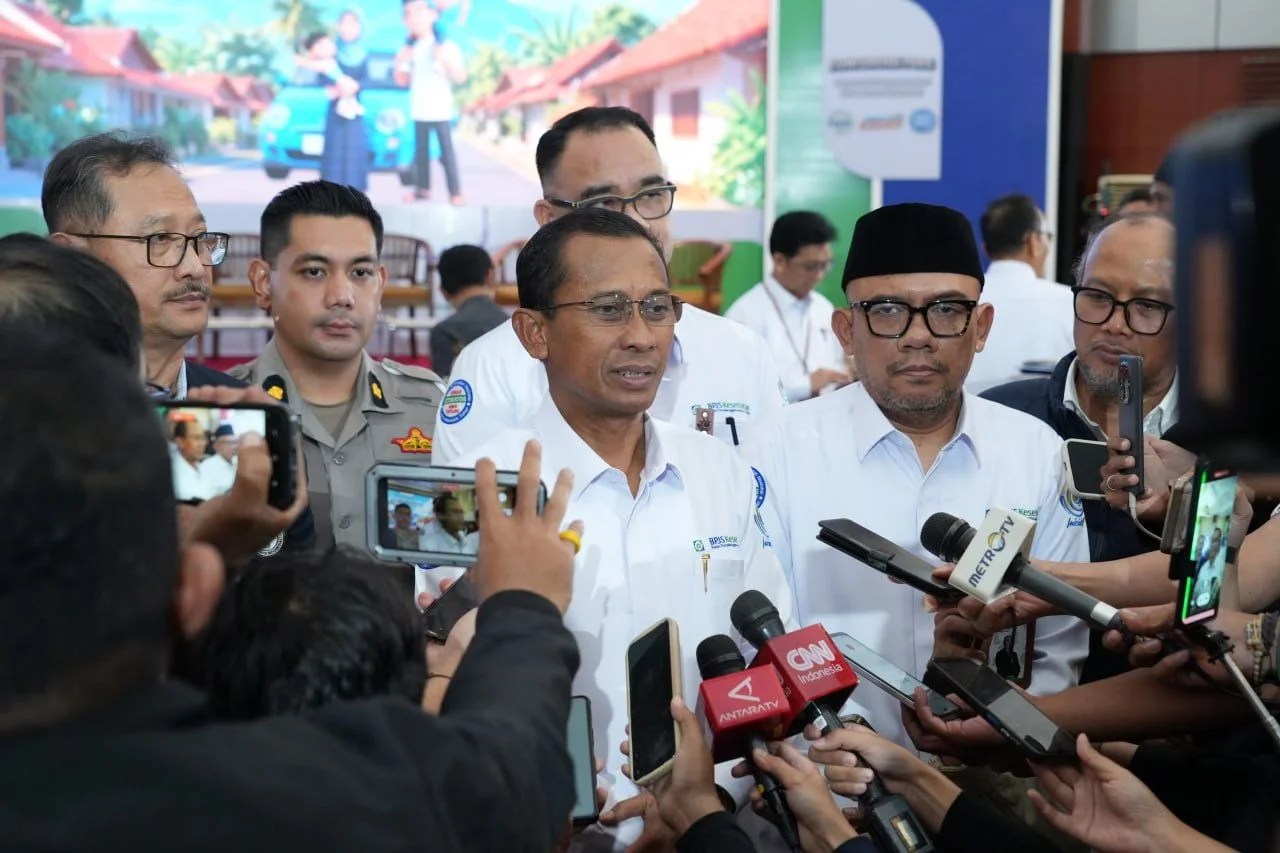 Direktur Utama BPJS Kesehatan Prihati Pujowaskito saat memberikan keterangan pers terkait kesiapan layanan JKN selama libur Lebaran 2026.