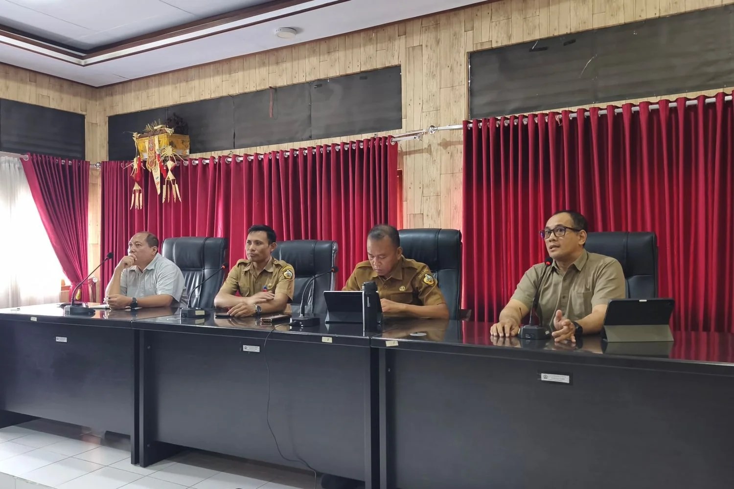 Sekda Bangli I Dewa Bagus Riana Putra saat memimpin rapat koordinasi penertiban kabel jaringan di Ruang Krisna.