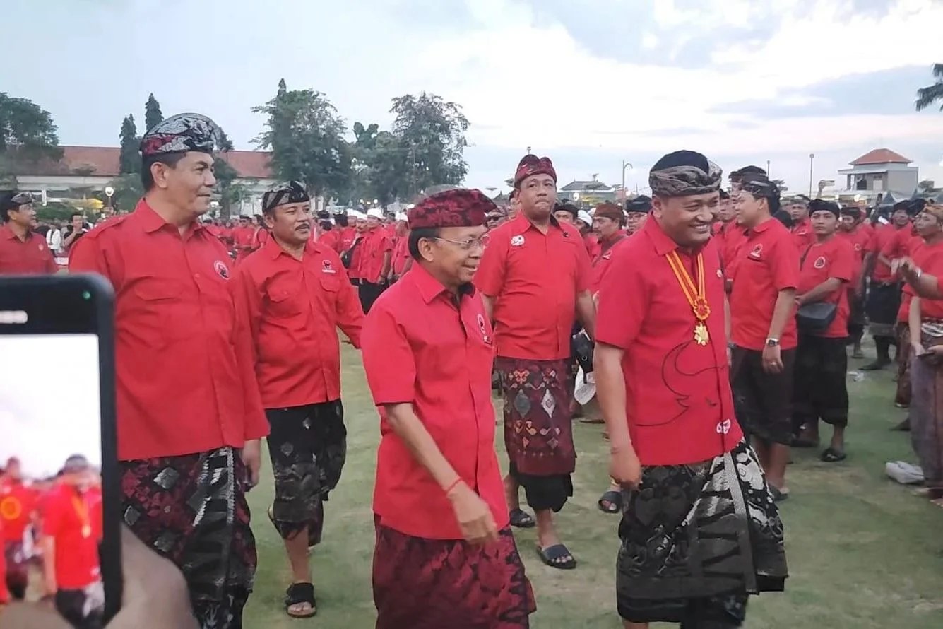 Suasana pengukuhan ribuan pengurus PAC, Ranting, dan Anak Ranting PDI Perjuangan se-Kabupaten Gianyar di Alun-Alun Gianyar.