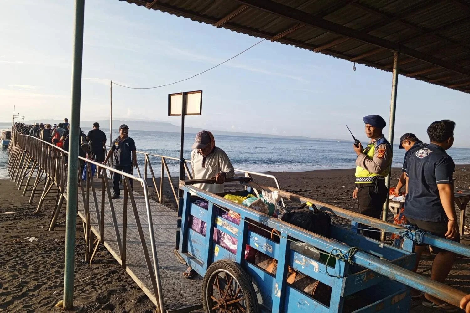 Personel Sat Polairud Polres Klungkung saat memberikan arahan keselamatan kepada penumpang di Pelabuhan Tribuana.
