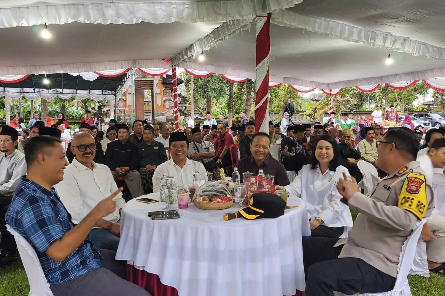 Suasana hangat saat Bupati Bangli Sang Nyoman Sedana Arta berbuka puasa bersama umat Islam di halaman Kantor Bupati.