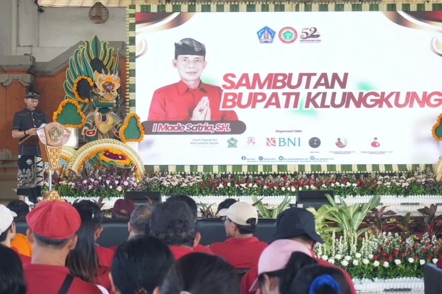 Bupati Klungkung I Made Satria saat memberikan sambutan dan apresiasi dalam acara puncak HUT PPNI ke-52 di Balai Budaya.