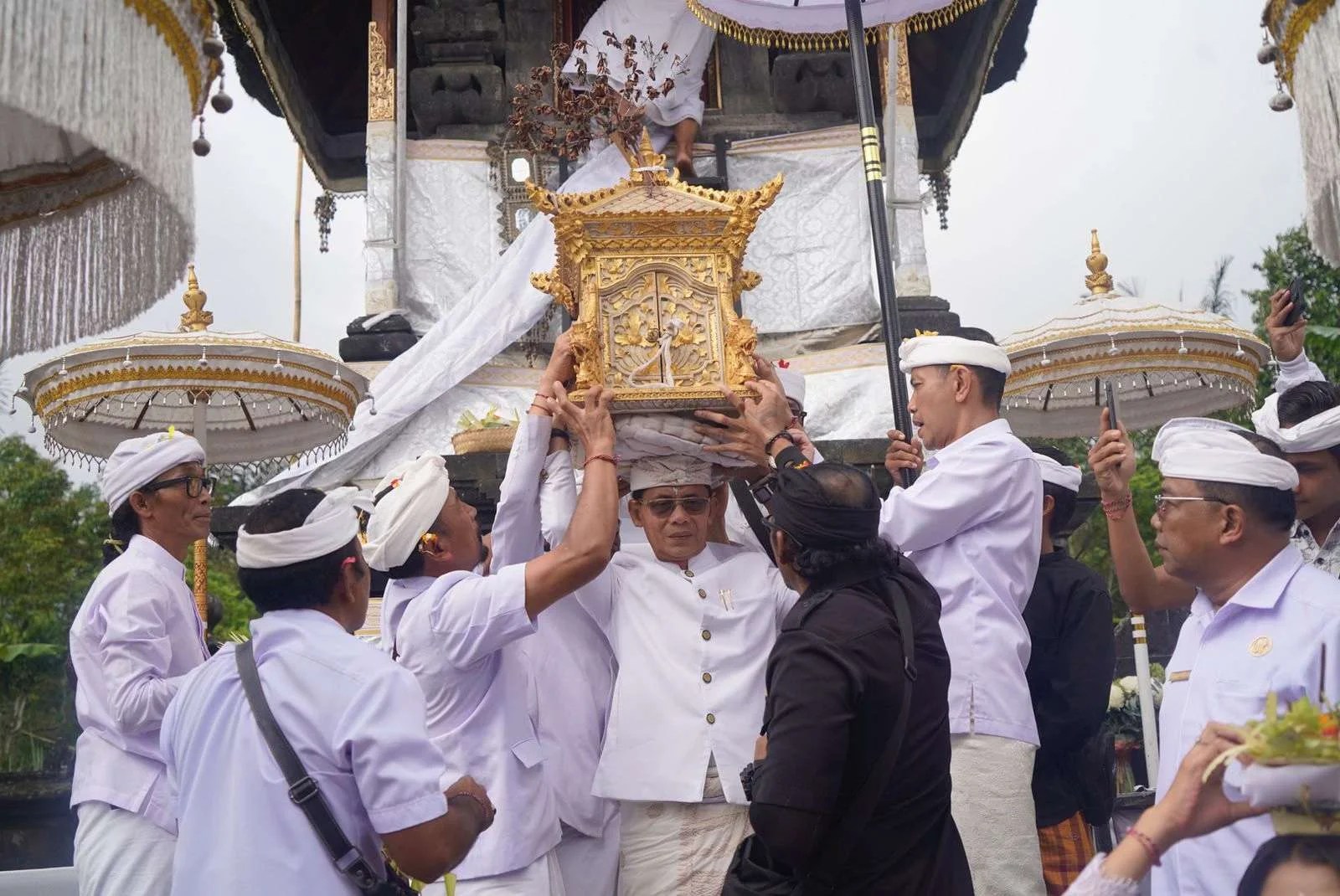 Bupati Klungkung I Made Satria saat prosesi Nedunang Ida Bhatara Pura Gelap dalam rangkaian IBTK Besakih 2026.