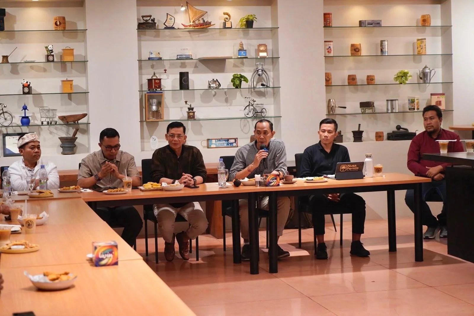 Bupati Klungkung I Made Satria saat memberikan arahan dalam sosialisasi penerapan retribusi elektronik bagi pengusaha boat.