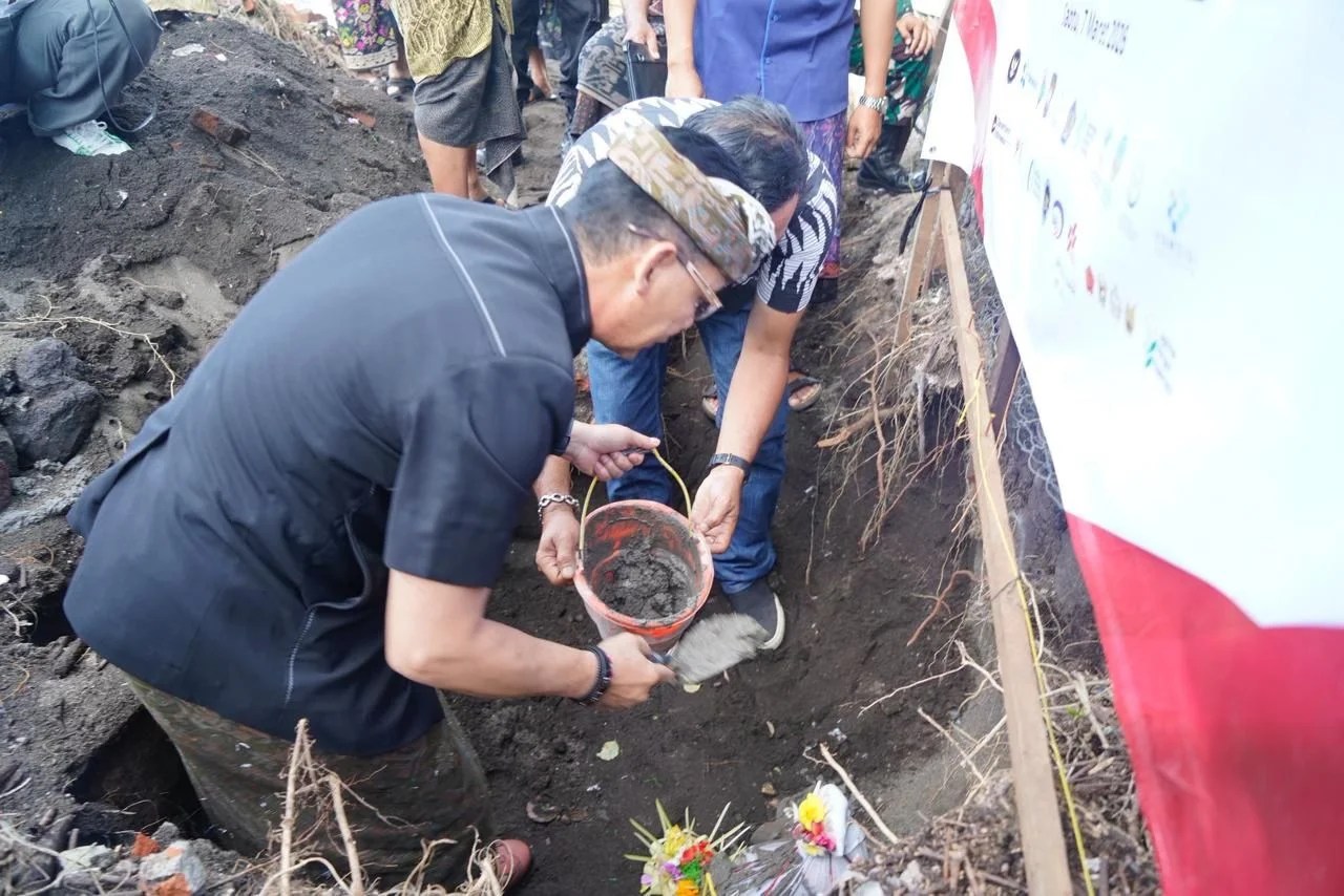 Bupati Klungkung I Made Satria saat meletakkan batu pertama pembangunan gedung Koperasi Merah Putih di Desa Kusamba.