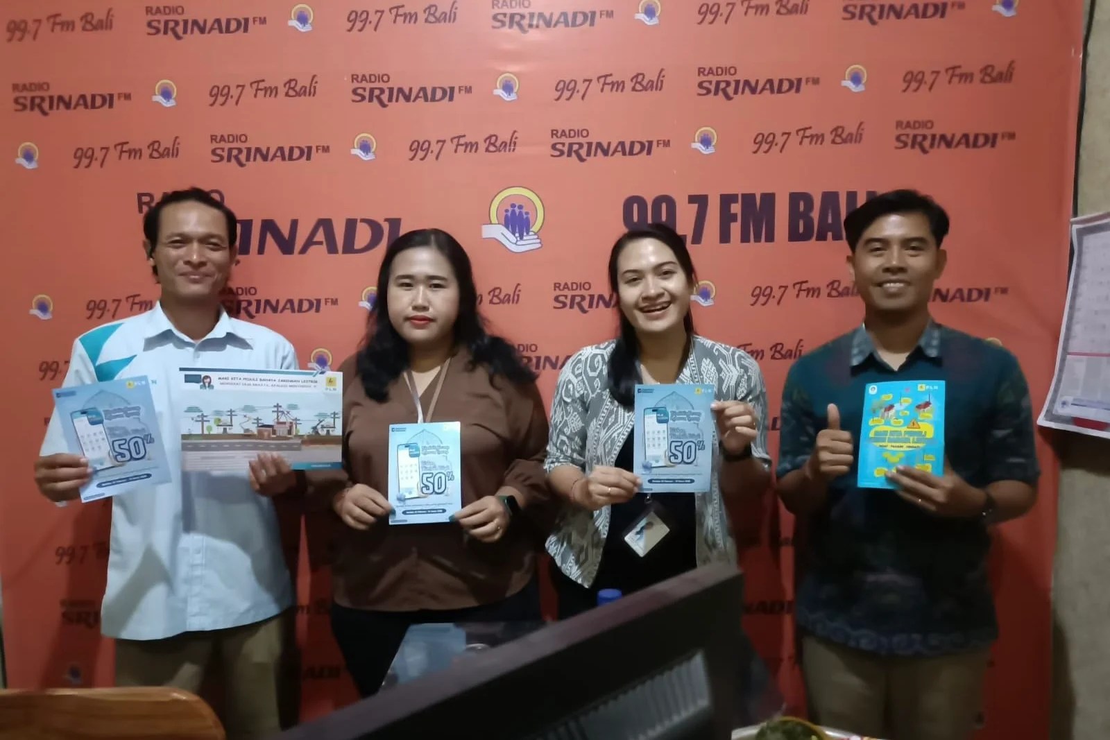 Narasumber PLN UP3 Bali Timur saat memberikan edukasi keselamatan listrik di studio Radio Srinadi FM Klungkung.