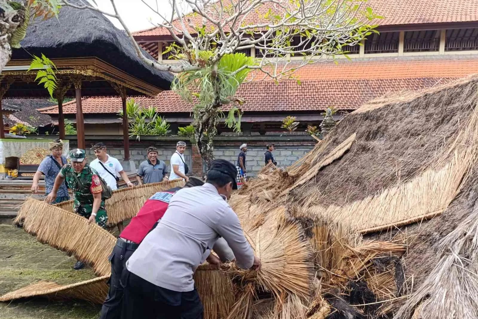 Kondisi reruntuhan Bale Gong Pura Desa Lan Puseh Nyuh Kuning Ubud yang roboh akibat angin kencang.