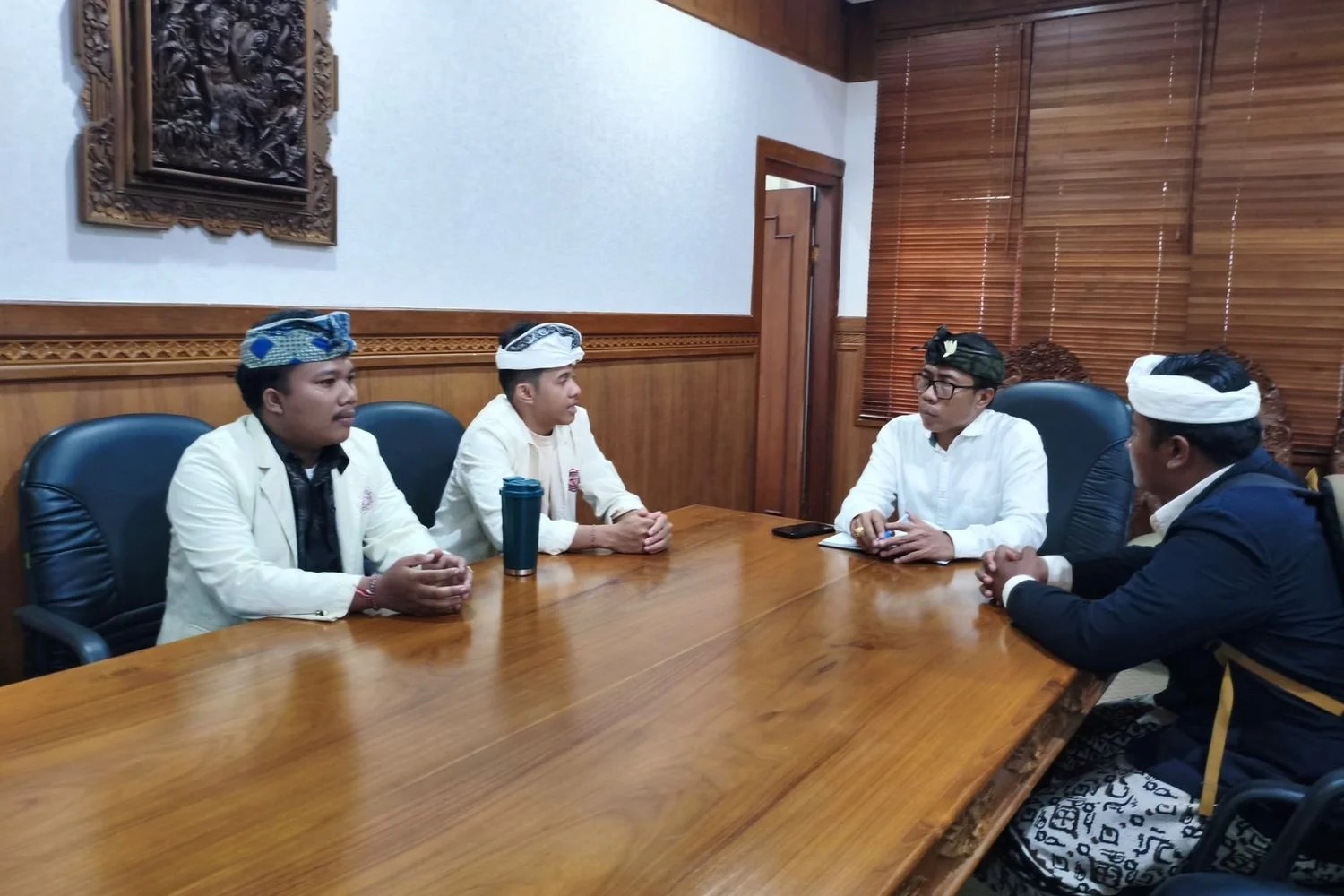 Kadis Kebudayaan Bali Ida Bagus Alit Suryana saat menerima audiensi pengurus PD KMHDI Bali.