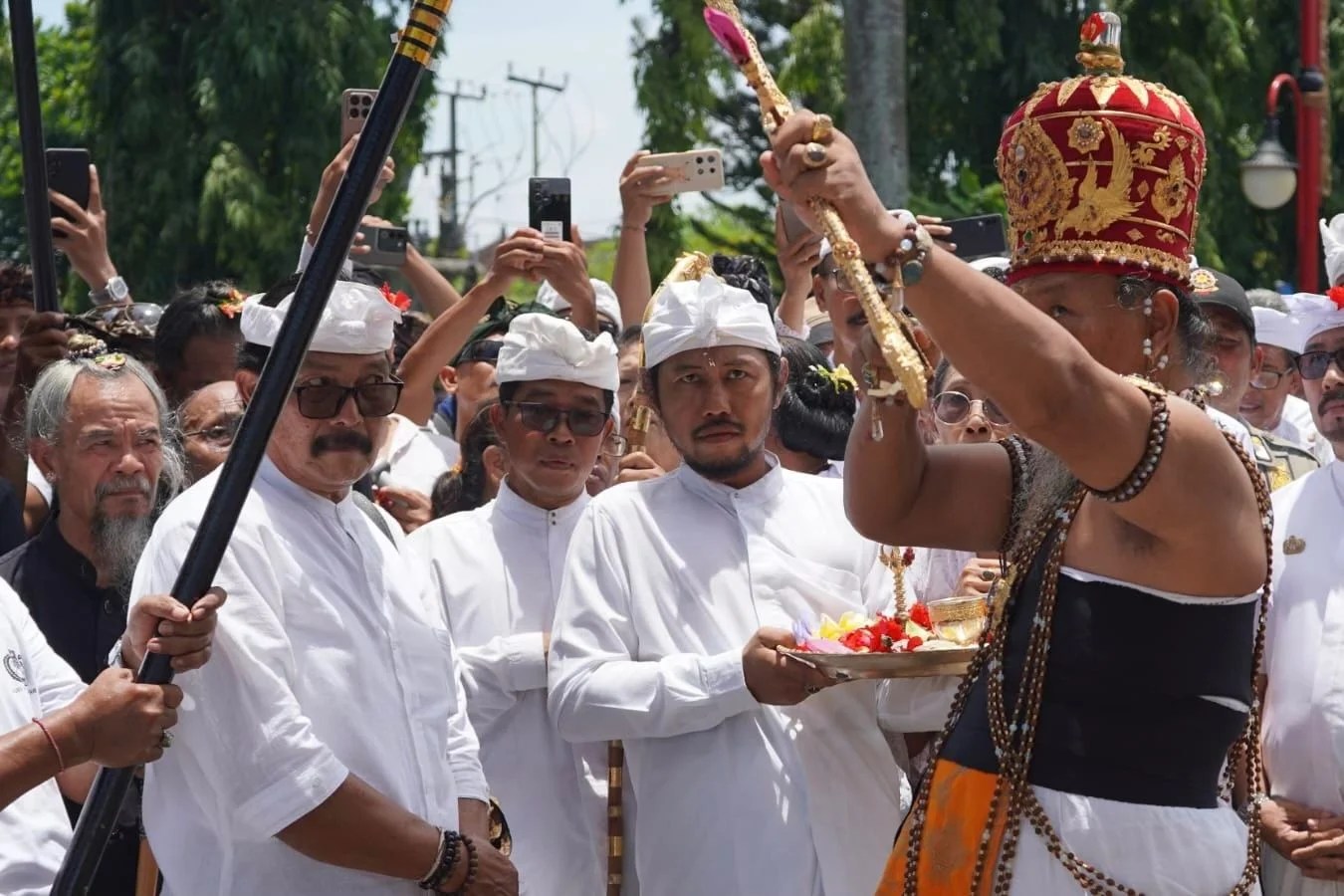 Prosesi Manah Nagabanda oleh Ida Pedanda Peling pada upacara Pelebon Ida Begawan Blebar di Gianyar.