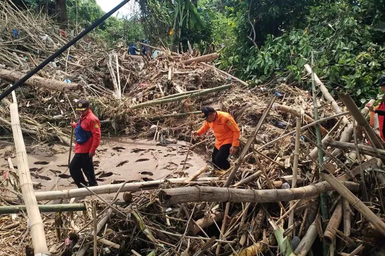 Proses evakuasi korban kedua banjir bandang di Desa Banjar, Buleleng, oleh Tim SAR Gabungan.