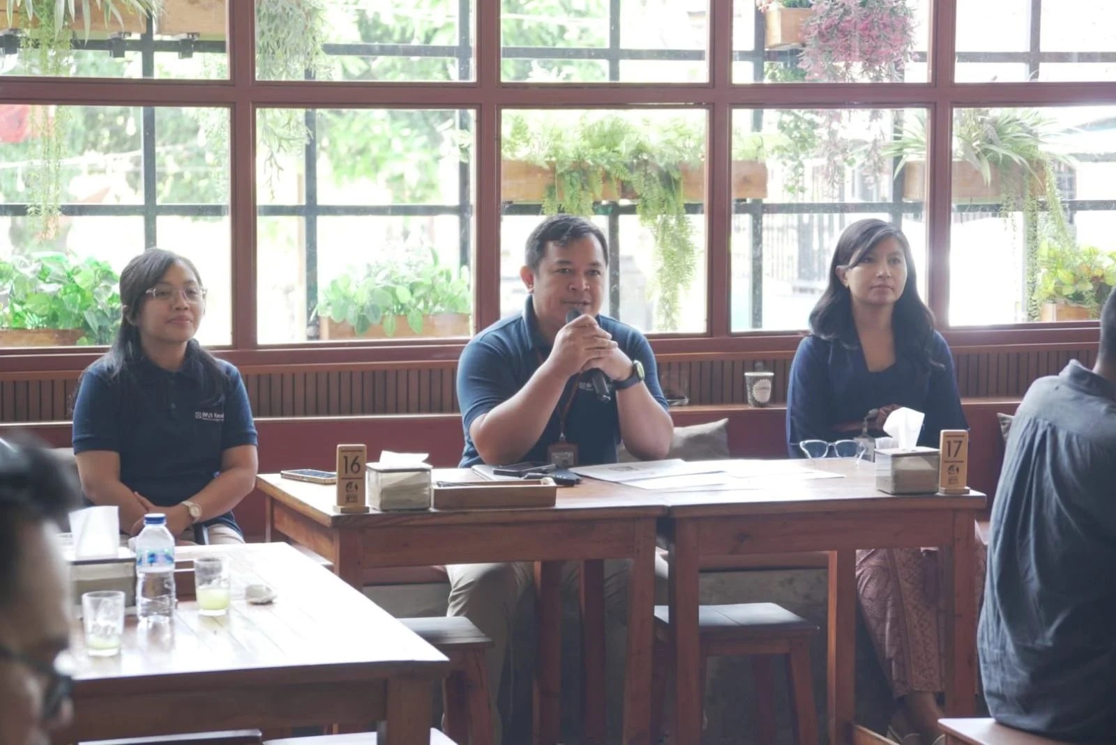 Kepala BPJS Kesehatan Cabang Klungkung Gusti Ngurah Catur Wiguna saat memberikan keterangan terkait pengecekan status kepesertaan JKN.