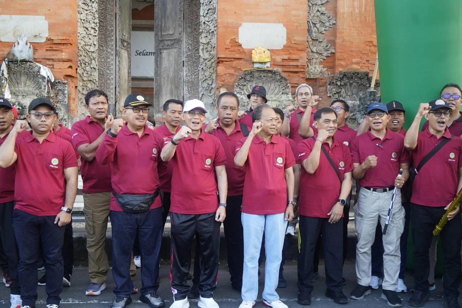 Bupati Klungkung I Made Satria bersama ratusan perawat saat mengikuti kegiatan Fun Walk dalam rangka HUT PPNI ke-52.