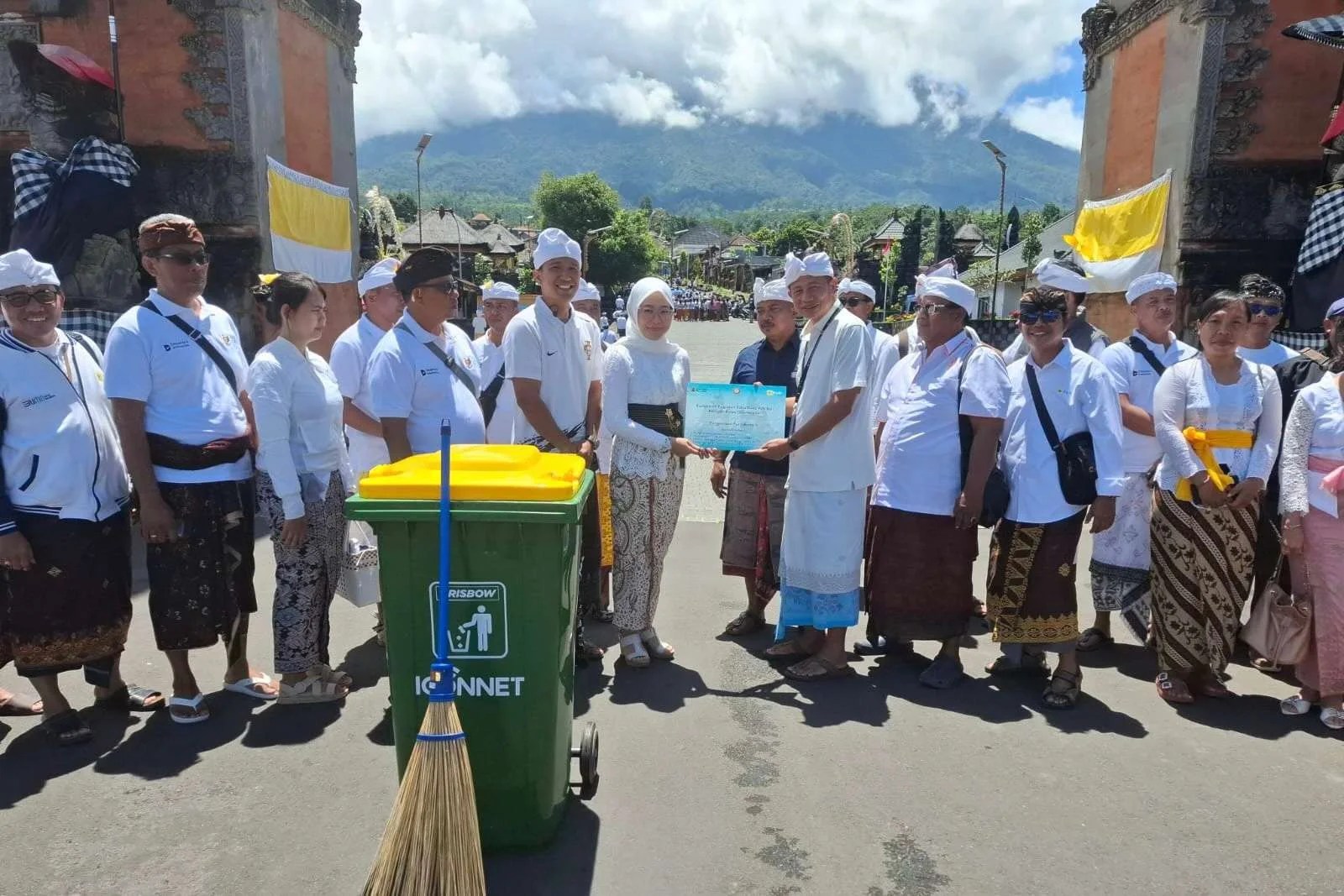Penyerahan bantuan secara simbolis oleh manajemen PLN UID Bali untuk mendukung kelancaran Karya IBTK 2026 di Pura Agung Besakih.