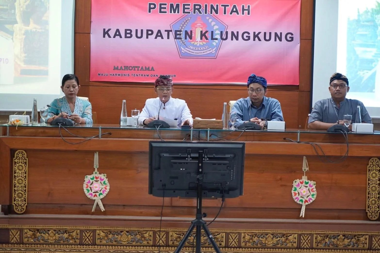 Bupati Klungkung I Made Satria saat memimpin rapat High Level Meeting TPID di Ruang Rapat Praja Mandala.