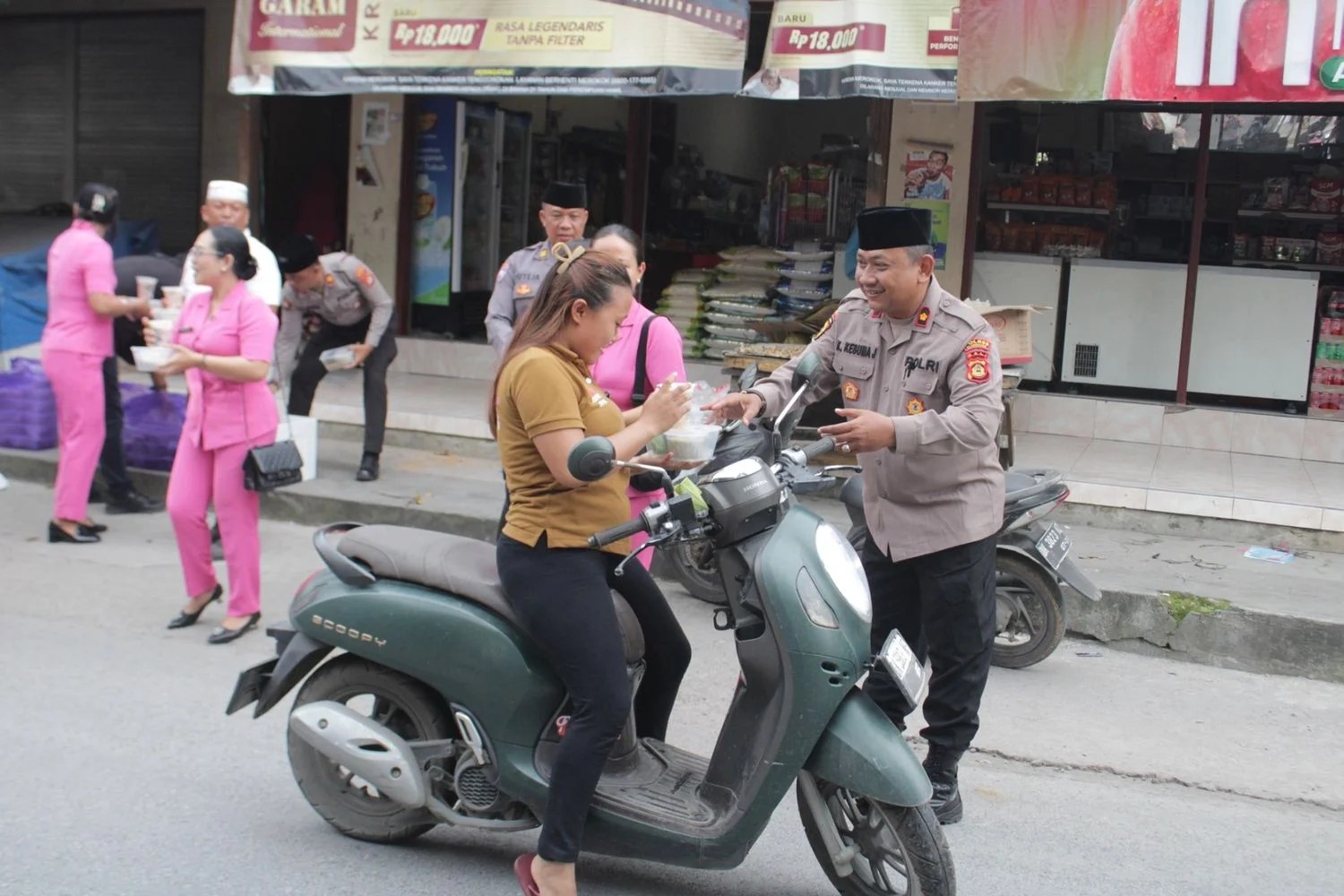 Kapolsek Nusa Penida Kompol I Ketut Kesuma Jaya saat membagikan takjil kepada warga di Kampung Toya Pakeh.