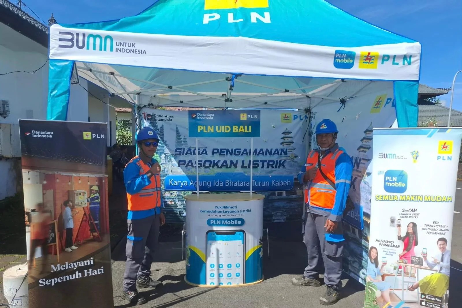 Personel PLN UP3 Bali Timur saat melakukan pengecekan gardu listrik di kawasan Pura Agung Besakih menjelang IBTK 2026.