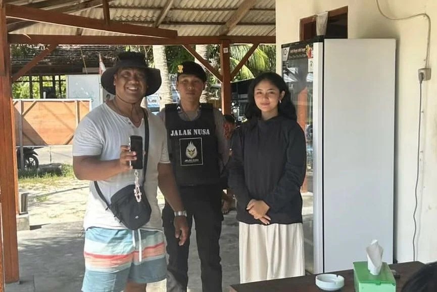 Personel Tim Jalak Nusa Polsek Nusa Penida mengembalikan handphone milik warga yang ditemukan di jalan raya Nusa Lembongan.