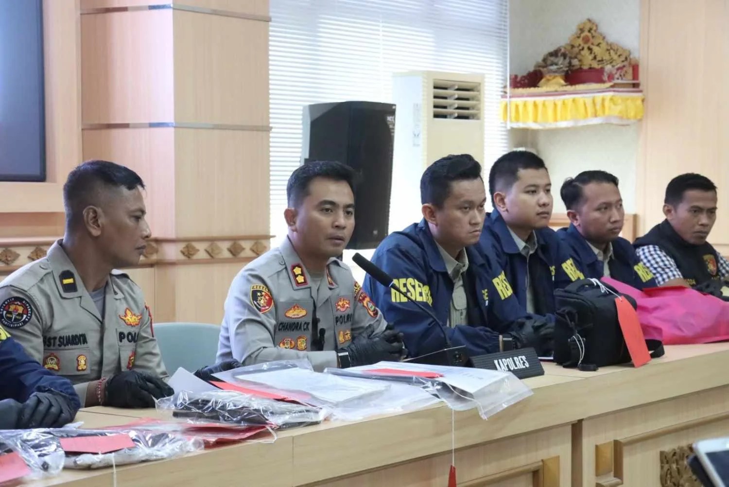 Kapolres Gianyar AKBP Chandra C. Kesuma saat memimpin konferensi pers pengungkapan 19 kasus kriminal selama April 2026.