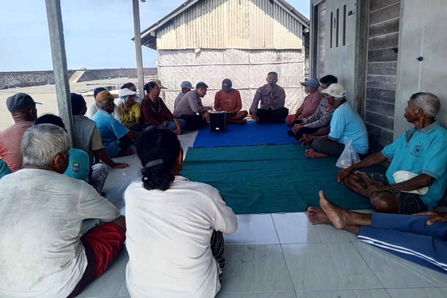 Kasat Binmas Polres Klungkung AKP Ida Bagus Gede Ariada saat memberikan materi penyuluhan kamtibmas kepada kelompok petani garam di pesisir Kusamba.