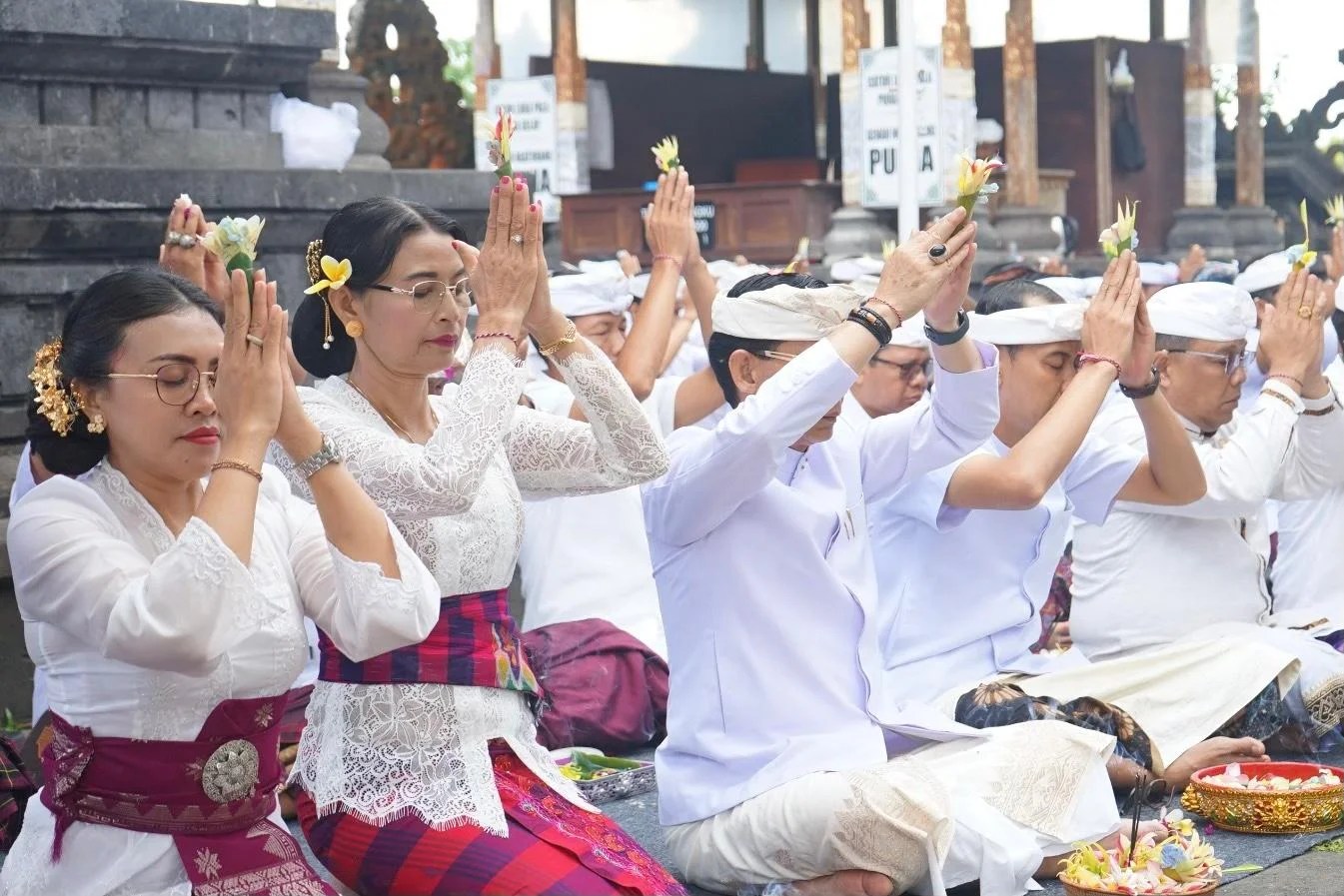 Bupati Klungkung I Made Satria bersama Ny. Eva Satria saat melakukan persembahyangan di Puncak Karya IBTK Pura Agung Besakih.