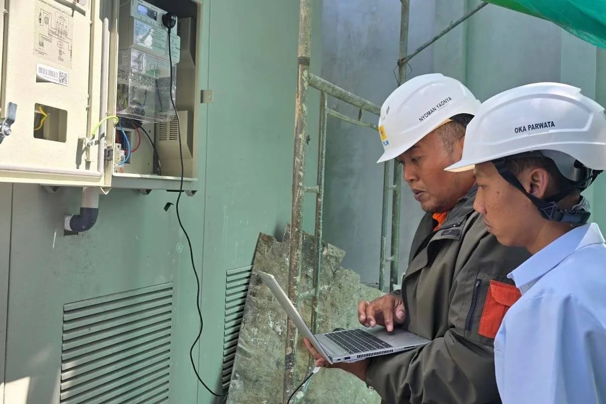 Tim PLN UP3 Bali Timur saat melakukan penyalaan pasang baru listrik Tegangan Menengah (TM) untuk Sudamala Resort di Ubud.