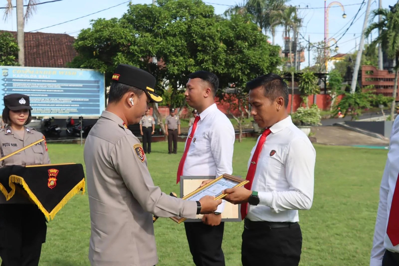 Kapolres Gianyar AKBP Chandra C. Kesuma saat memberikan piagam penghargaan kepada personel berprestasi di Lapangan Apel Tri Brata.