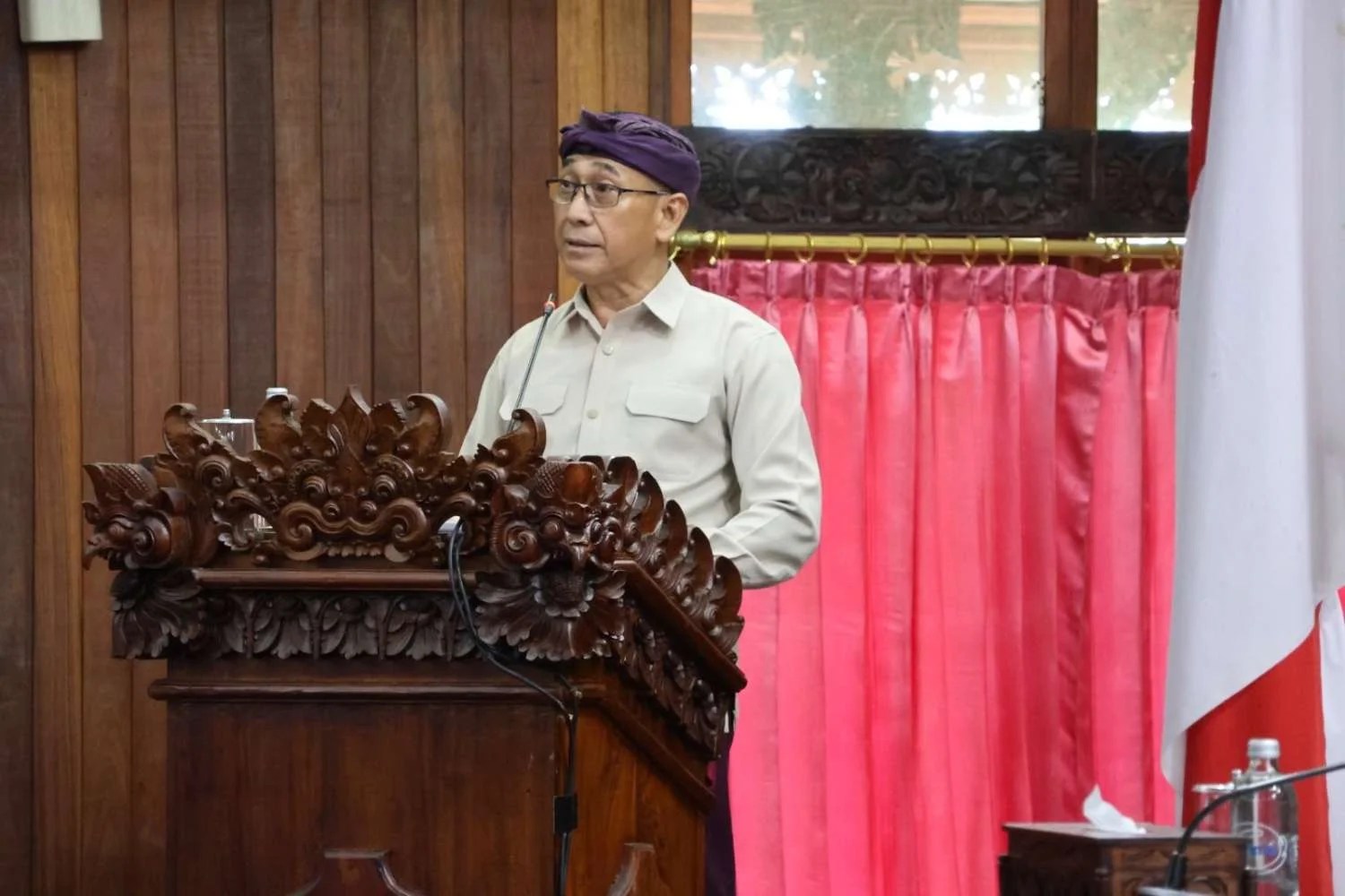 Suasana Rapat Paripurna DPRD Klungkung saat membahas penetapan Tari Sekar Cempaka sebagai Maskot Kabupaten Klungkung.