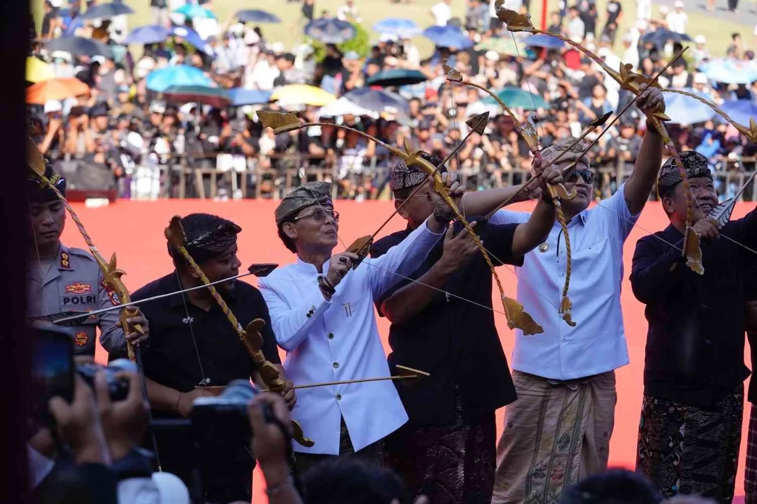 Bupati Klungkung I Made Satria saat menghadiri Pawai Budaya HUT ke-255 Kota Gianyar bersama tokoh nasional Prananda Prabowo di depan Balai Budaya Gianyar.