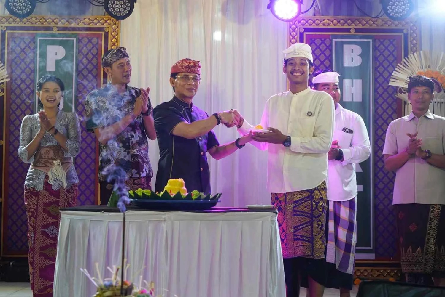 Bupati Klungkung I Made Satria saat memberikan sambutan dalam acara HUT ST Putra Bhakti di Wantilan Banjar Peken Desa Bakas.