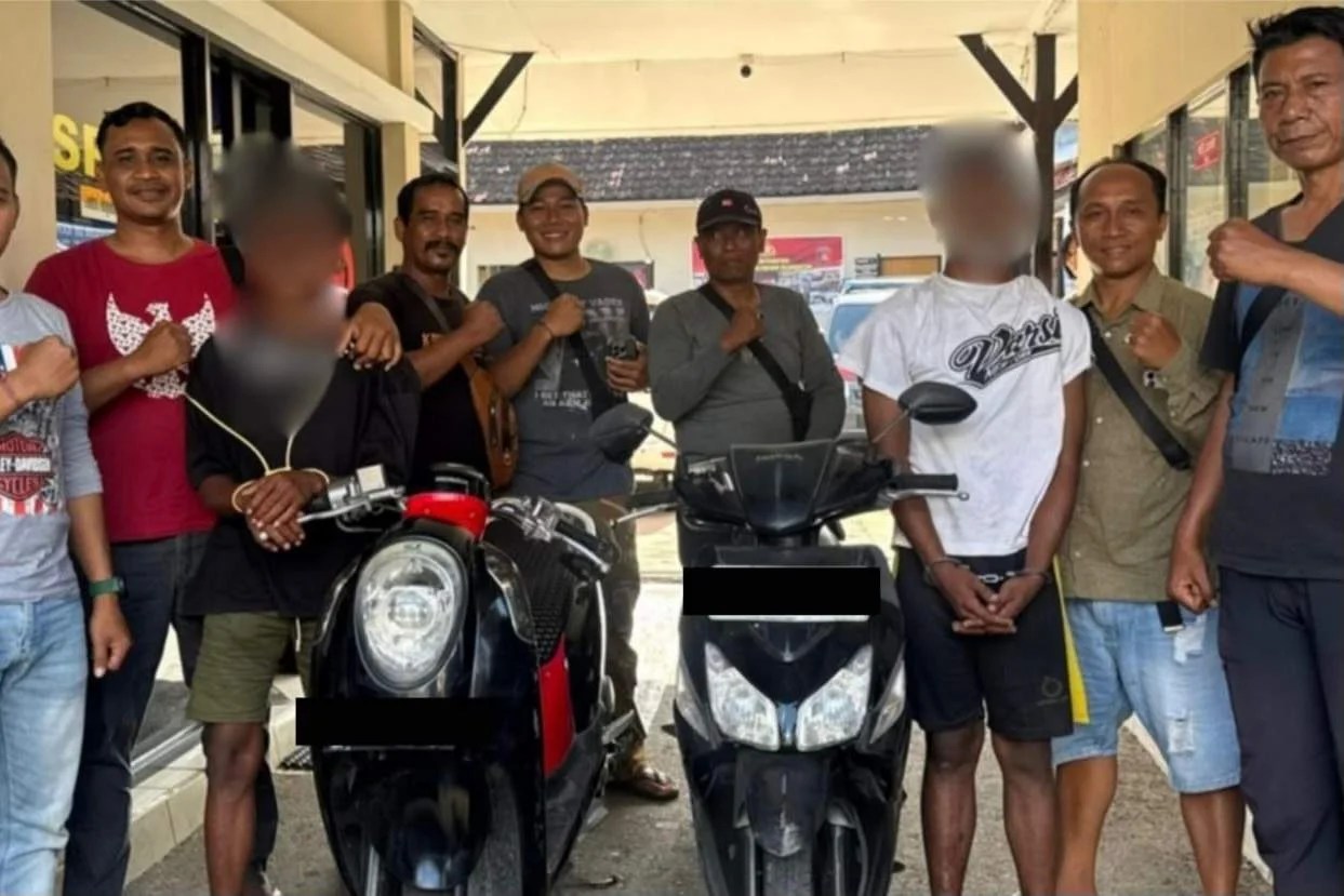 Kapolsek Blahbatuh Kompol Luh Putu Sri Sumartini saat menunjukkan barang bukti sepeda motor hasil curian dan dua orang pelaku di Mapolsek Blahbatuh.