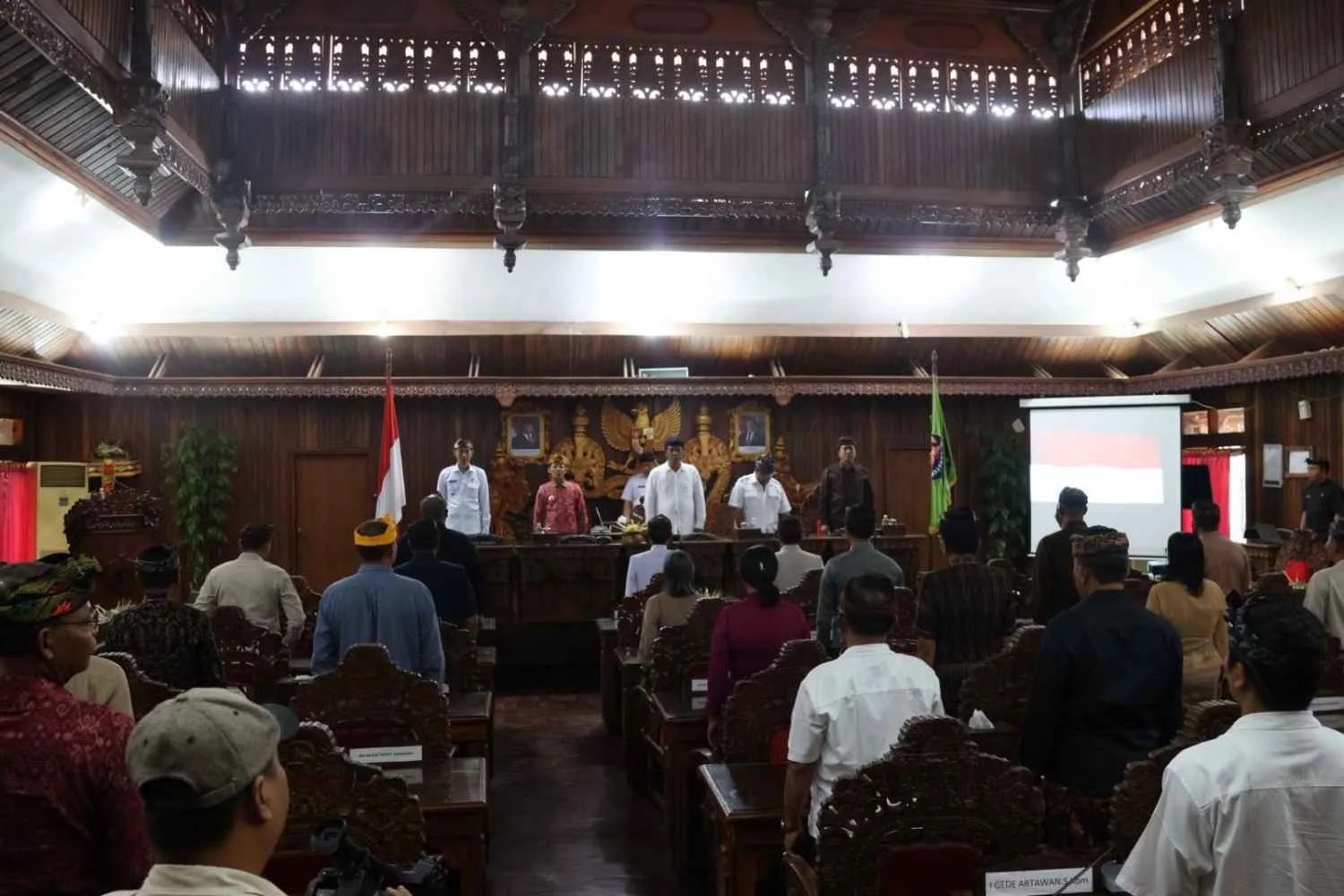 Pimpinan DPRD Klungkung AA Gde Anom didampingi I Wayan Baru dan Tjok Gede Agung saat membacakan rekomendasi LKPJ Bupati di Ruang Rapat Paripurna.