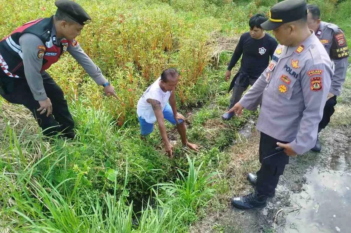 im Inafis Polres Klungkung saat melakukan identifikasi luar terhadap korban meninggal dunia akibat terpeleset di Desa Tihingan.