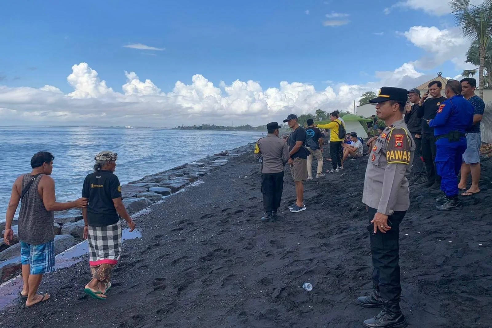 Tim gabungan Polsek Sukawati dan Balawista saat melakukan pencarian korban terseret arus di pesisir Pantai Purnama Gianyar.