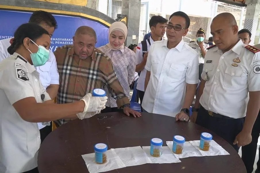 Pengambilan sampel test urine secara acak kepada warga binaan Lapas Narkotika Bangli saat kunjungan Komisi III DPR RI.
