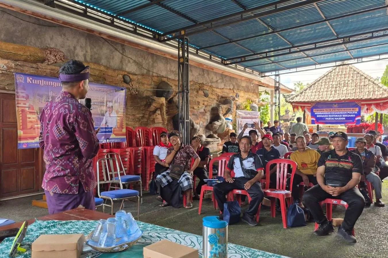 Sosialisasi keselamatan ketenagalistrikan oleh PLN ULP Karangasem dan Anggota DPR RI Ir. Nengah Senantara di Kantor Desa Ban.