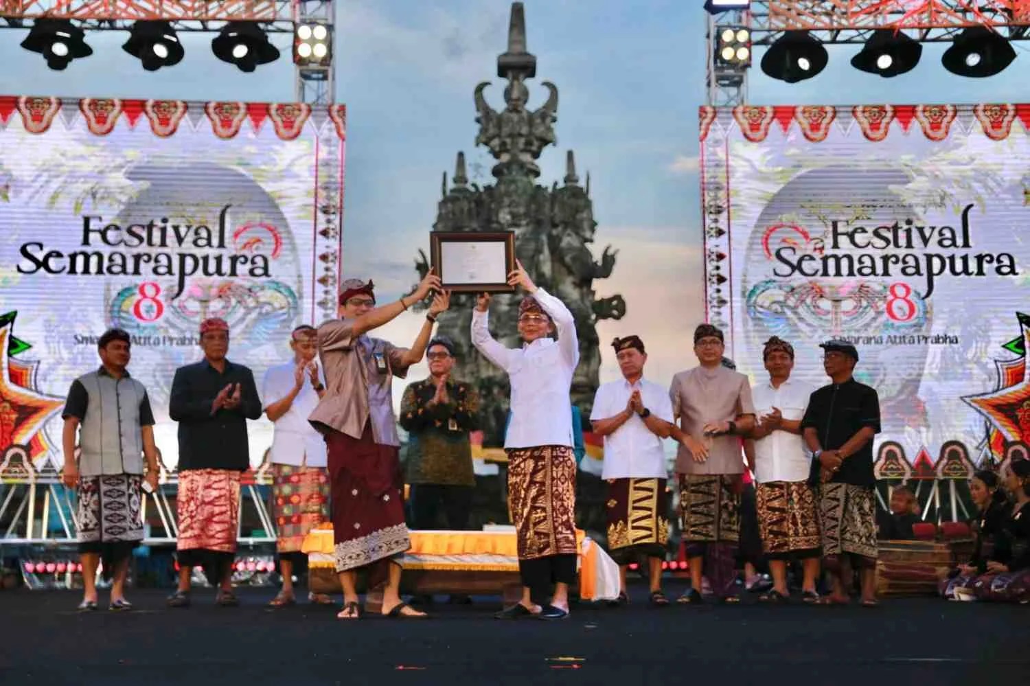 Bupati Klungkung I Made Satria bersama Asdep Kemenparekraf saat pembukaan Festival Semarapura ke-8 di depan Monumen Ida Dewa Agung Jambe.
