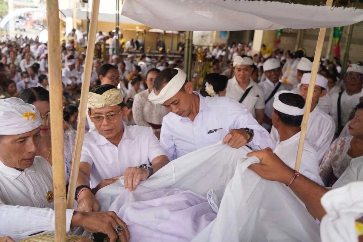 Bupati Klungkung I Made Satria dan Wakil Bupati Tjokorda Gde Surya Putra saat mengikuti prosesi upacara Bhuta Yadnya di Pasar Galiran Klungkung.